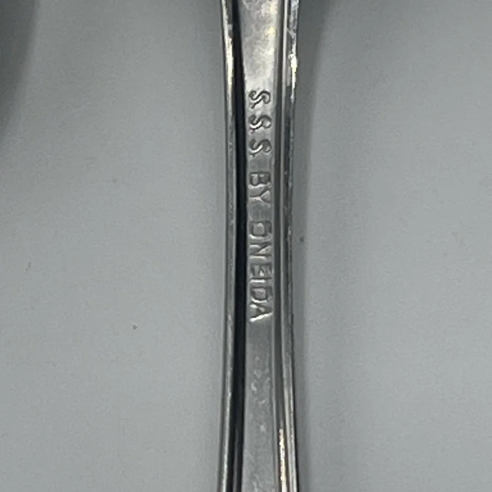 Set Of 4 SSS (+1 salad)By Oneida Maestro St Leger Stainless 7 1/4